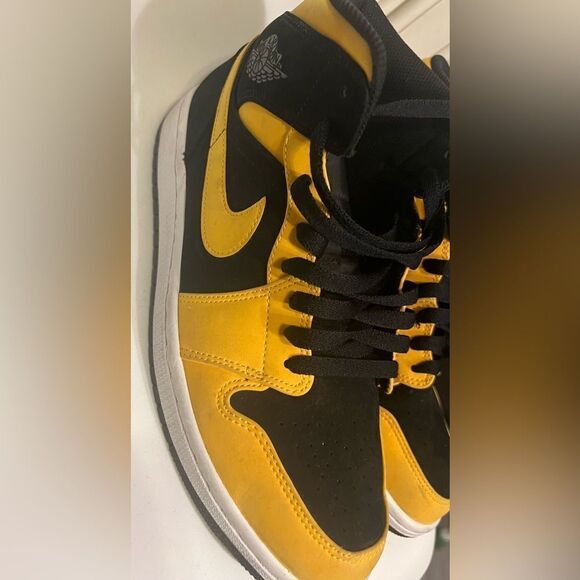 Nike Air Jordan 1 Mid Reverse New Love Size 8.5 554724-071